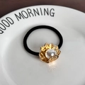 Coletero vintage con colgante de concha dorada y elegante detalle de perla blanca - Estilo Concha Perla