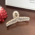Pinza per capelli francese a pois rossi con base crema su superficie in legno - Pois (Medio)