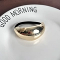 Anillo de pelo de metal dorado en forma de media luna con banda elástica negra en plato - Estilo Metal Curvado