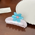 Haarklammer in Pastellrosa mit blauer Blume und dekorativem Flowers-Schriftzug - Blau Einzelne Blume Haarkralle