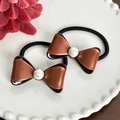 Lot de deux chouchous nœuds marron avec perle blanche sur une assiette décorative - Lot de 2 / Élastique Caramel