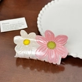 Haarklammer mit doppelten Macaron-Blüten in Weiß und Rosa auf Holzoberfläche - Weiß-Rosa Doppelte Blume Haarkralle