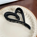 Elegante pinza per capelli grande a forma di cuore nero opaco su un piatto decorato - Nero Cuore - 13cm