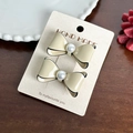 Barrettes à cheveux nœud crème avec bordure noire et perle centrale en lot de deux - Lot de 2 / Barrette Blanc Crème
