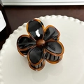 Elegante tweekleurige bloemen haarklem met zwarte bloemblaadjes en amber schildpad rand - Groot / 7.5cm / Zwart