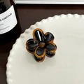 Elegante bloemvormige haarklem in schildpad en zwart op een wit decoratief bord - Klein / 4.5CM / Zwart