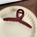 Large dark red shark hair claw clip in glossy finish on a decorative ceramic plate - Red Ribbon - 12.8cm