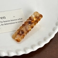 Rectangular amber tortoiseshell acetate hair clip with scalloped edges on ceramic tray - 5.5cm / Coffee
