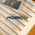 Barrette en acétate marbré noir et blanc avec clip en métal doré sur velours - 6.7cm / Noir & Blanc