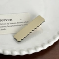 Barrette à motif ondulé doré champagne sur un plateau en céramique blanc - 5,5 cm / Beige