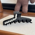 Elegante pinza per capelli in acetato nero con perle bianche per acconciature - Nero / 10.9cm