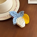 Pince à cheveux fraise crème avec feuille bleue et points noirs sur fond de bois - Fraise Blanche et Jaune