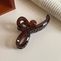 Pinza para el pelo de resina ámbar con diseño de lazo elegante y detalle de perla - Café