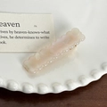 Barrette en acétate rose à texture marbrée avec bords festonnés et base dorée - 5,5 cm / Blanc Irisé