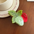 Pince à cheveux fraise en acétate avec un design contrasté vert clair et rouge - Fraise Verte et Rouge