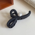 Elegante pinza de pelo negra mate con perla de mármol para peinados de mujer con estilo - Negro Mate