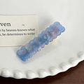 Barrette élégante en acétate marbre bleu avec bords ondulés sur une assiette blanche - 5,5 cm / Violet Iridescent