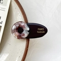 Pince à cheveux faite main en acétate marron avec anneau marbré et lettrage France - Café Rose