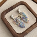 Set aus zwei wellenförmigen Acetat-Haarklammern mit Marmortextur und Entenschnabelclip - 2er-Set / Blau und Violett