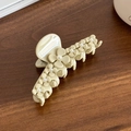 Pince à cheveux élégante en acétate thé au lait avec fleurs 3D et perles blanches - 9.4cm / Blanc Cassé