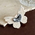 Elegante molletta a farfalla bianco crema con cuore zebrato e brillanti strass lucenti - 5.1cm / Bianco