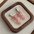 Set of two pink leaf-shaped acetate hair clips with marble texture on metal clips - Set of 2 / Transparent Pink
