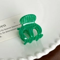 Mini pince à cheveux en acétate vert à rayures effet gelée sur une assiette décorative - Vert Rayé - 3.3cm