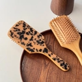 Set van twee massage haarborstels met schildpadpatroon en handvaten van bamboe - Koffie Schildpad