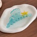 Pinza para el pelo de acetato azul claro con estrellas de mar amarillas y conchas - 12cm / Azul Transparente