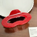Pince à cheveux rouge bonbon avec paillettes argentées sur une table en bois brun - Style Nuage (11.1cm) / Rouge