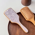 Spazzola per capelli in legno con intarsio in acetato viola e setole massaggianti naturali - 25cm / Rosa chiaro