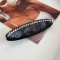 Elegante fermaglio in acetato grigio marmorizzato con strass e bordo ondulato - 6.5cm / Nero