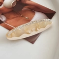 Elegante molletta per capelli in acetato crema marmorizzato con strass e onde - 6.5cm / Bianco Sporco