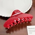 Pince à cheveux bordeaux élégante avec paillettes scintillantes sur table en bois - Style Pince Requin (11cm) / Rouge
