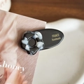 Elegante fermaglio per capelli in acetato bianco e nero con logo dorato fatto a mano - 4.2cm / Floreale Bianco e Nero