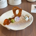 Pinza per capelli ambra con perline floreali e ciondoli verdi in piatto di ceramica - Grande-12.9cm / Ambra