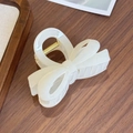 Elegante pinza de pelo con lazo 3D blanco crema en resina brillante y muelle dorado - Blanco-8cm