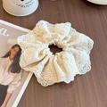 Exquisito coletero de encaje beige con cuatro capas de bordado floral para el pelo - Blanco