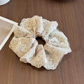 Elegante coletero scrunchie de encaje beige de cuatro capas con bordados florales - Champán