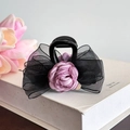 Détail d'une pince à cheveux à nœud en résille noire avec une rose en tissu violet - Pince Fleur Violette-8.1cm