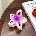 Détail d'une pince à cheveux fleur dégradé rose et violet sur un plateau en bois vintage - Violet-7.7cm