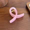 Elegante pinza per capelli rosa traslucida con un raffinato design in acrilico ritorto - Nastro - Rosa Tenero - 7.8cm