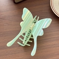 Pinza per capelli a farfalla in acetato verde menta con elegante trama marmorea - A Righe Verdi