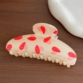Pince à cheveux en résine rose avec motif cœur et perles sur fond de bois sombre - Feuille Rouge Blanche (10.7cm)