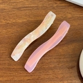 Set van golvende haarspelden in marmerwit en roze met gouden logo-belettering - Roze-6.7cm
