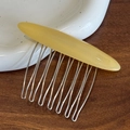 Elegante amberkleurige acetaat haarkam met 8-tands metalen clip en handgravure - Geel