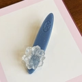 Exquisite dunkelblaue Haarspange mit transparenter Kamelienblüte aus Acetat - 6.9CM / Blau