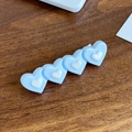 Pince à cheveux cœur en acétate bleu clair avec détails en perles sur fond en bois - Bleu Ciel (5.5cm)