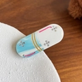 Barrette capsule mignonne en résine marbrée bleue et blanche avec fleur en strass - Pilule Blanc Lait Bleu