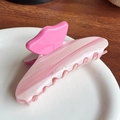 Pinza per capelli in acetato marmorizzato rosa con fiocco a farfalla rosa su un piatto - Grande / Rosa